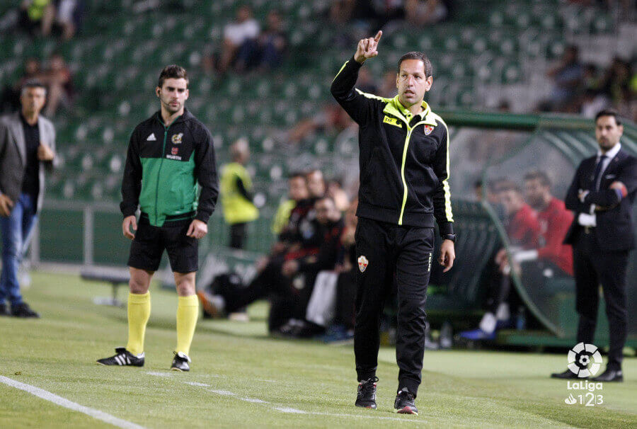 José Luis Acciari dirige al Elche en el Martínez Valero / LFP